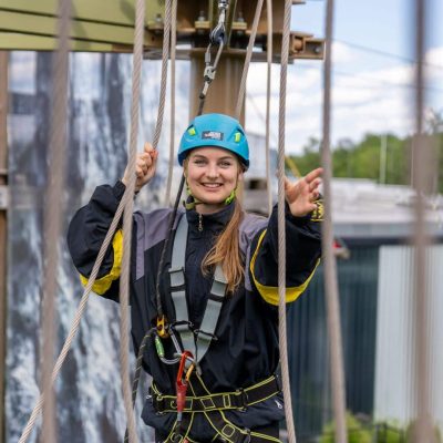 Header Outdoor Frau im Hochseilklettergarten (1)